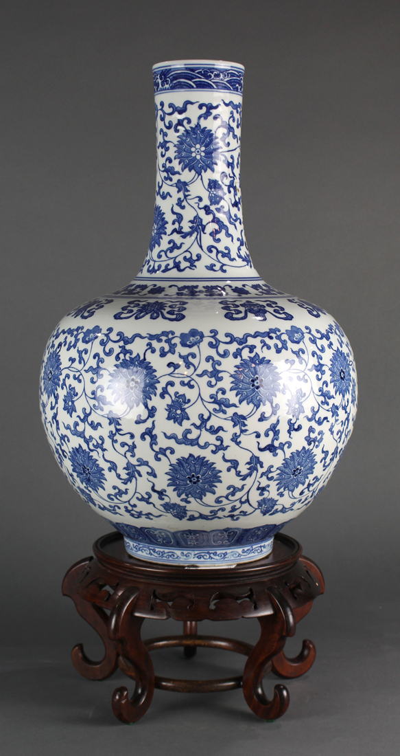 LARGE CHINESE BLUE AND WHITE BOTTLE 2d2e66