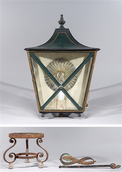 Four various decorative objects 2d6329