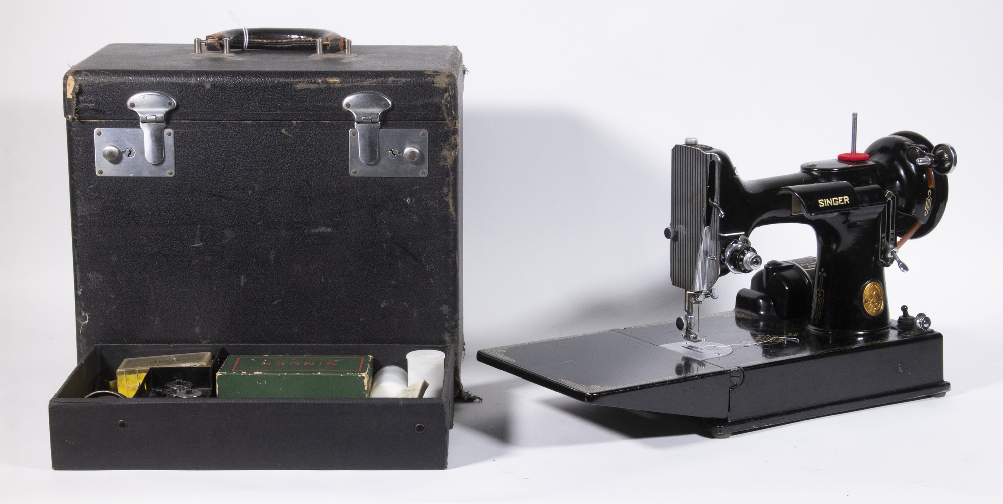 SINGER FEATHERWEIGHT SEWING MACHINE