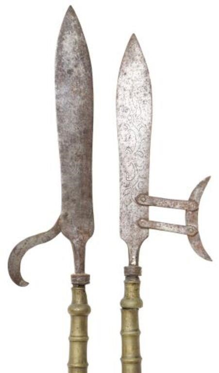  2 DECORATIVE HALBERDS POLEARMS pair  2d6bba