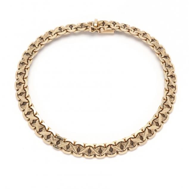 GOLD BRACELET Necklace in a stylized