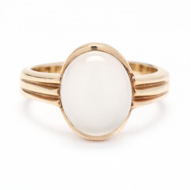 GOLD AND MOONSTONE RING Centered