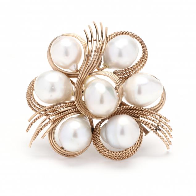 GOLD AND PEARL BROOCH Brooch designed 2d6f6f