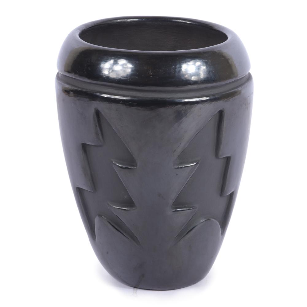 NATIVE AMERICAN BLACKWARE VASE 2d8010