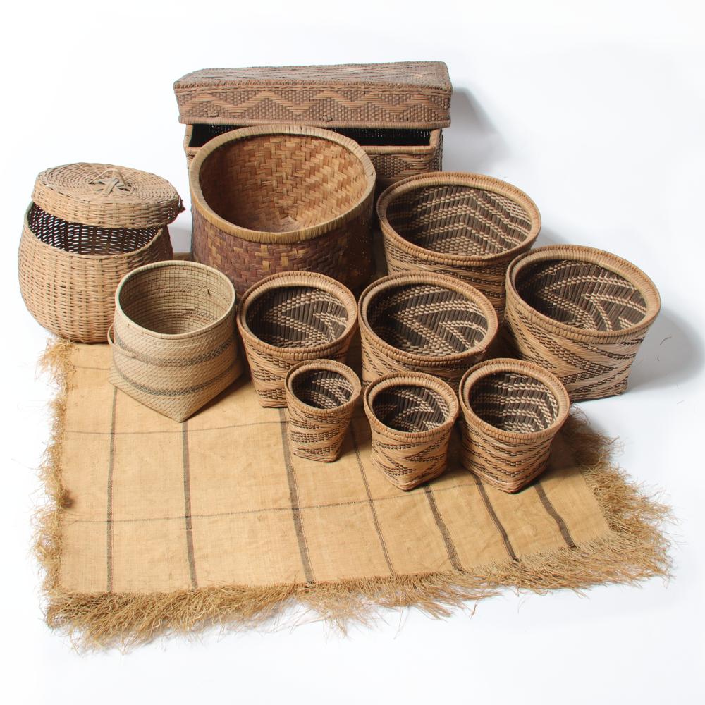 AFRICAN 12PC WOVEN BASKET AND GRASS