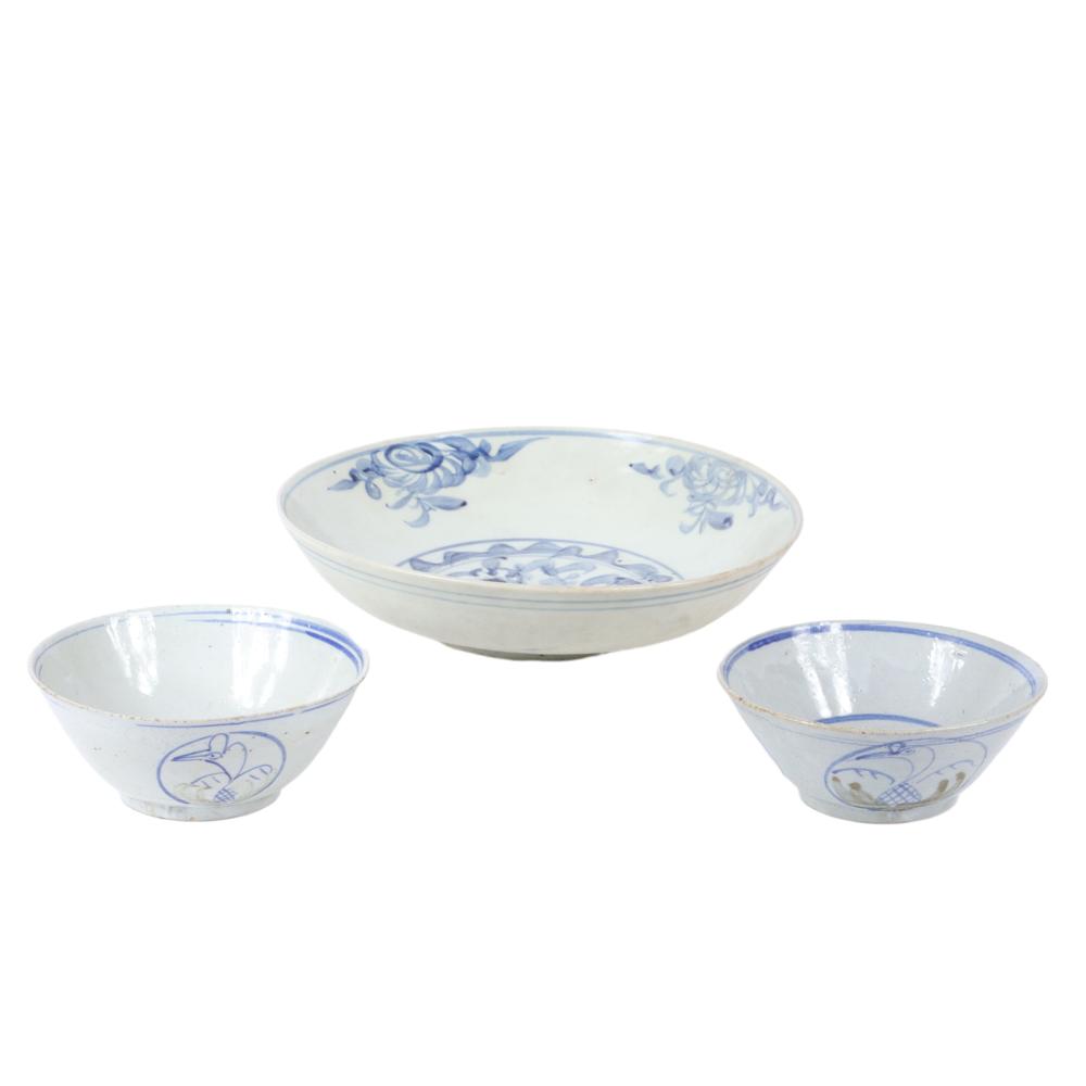 THREE LARGE CHINESE BLUE AND WHITE 2d869e