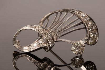 A diamond brooch of stylised form  2db030