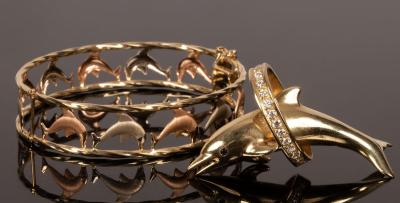 An Italian bi colour 14k gold bangle 2db032