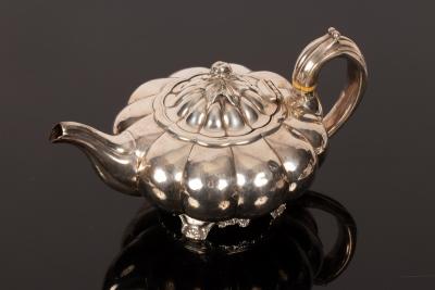 A George IV silver teapot, Richard