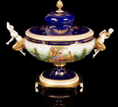 A Mangani porcelain tureen and