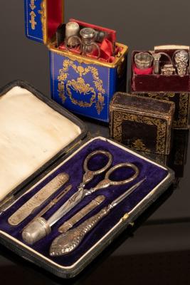 A sewing case, the silver accessories,