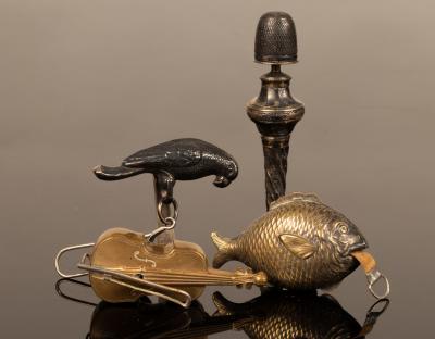 An etui in the form of a seal with thimble