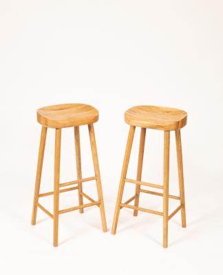 A pair of oak breakfast bar stools  2db49a