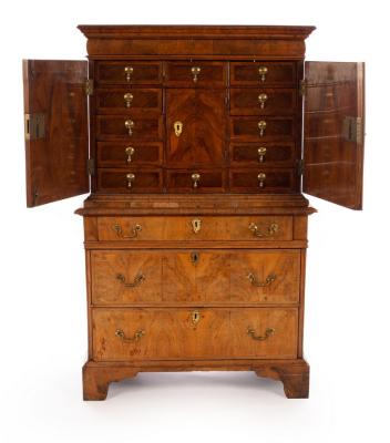 An 18th Century walnut and featherbanded 2db583