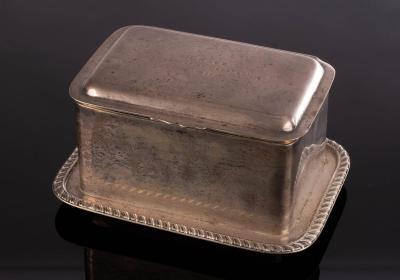An Edwardian silver biscuit box,