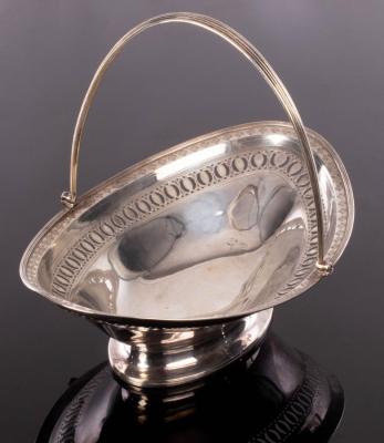 A George III silver bread basket  2db712