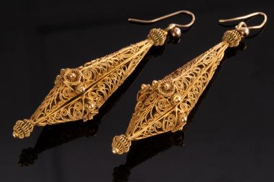 A pair of gold filigree ear pendants 2db795