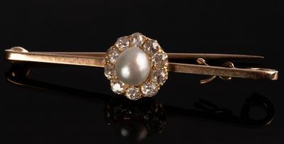 A pearl and diamond bar brooch  2db79b