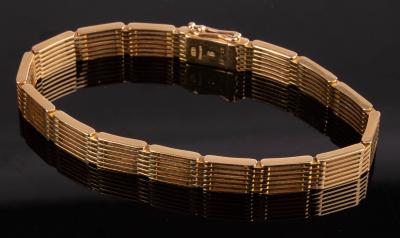 An 18ct yellow gold gate link bracelet,