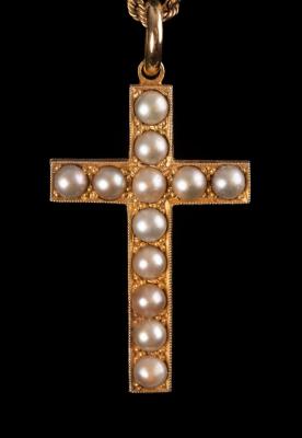 A pendant cross set with split