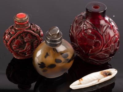 A Chinese agate snuff bottle, 6.5cm