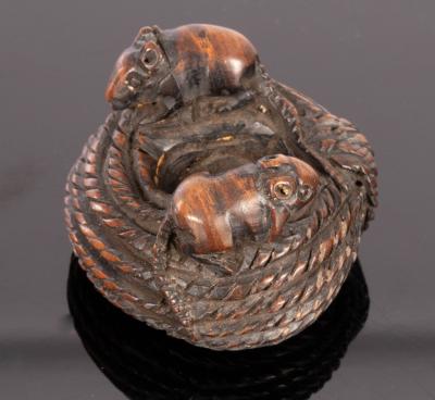 A Japanese carved wooden netsuke  2db8b4