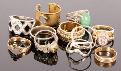 A quantity of dress rings, including