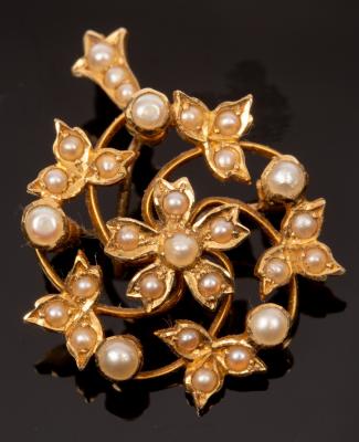 An Edwardian pearl pendant/brooch