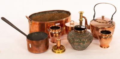 A copper kettle and cover, 25cm