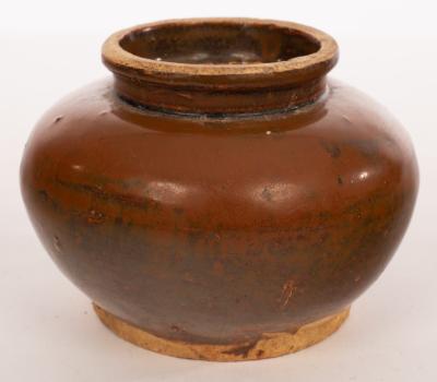 A Chinese globular pot, early 20th