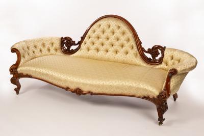 A Victorian sofa with central moulded 2dbdc9