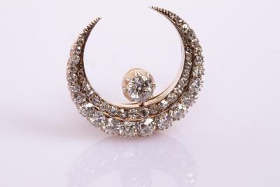 A Victorian diamond crescent brooch  2dbe3d