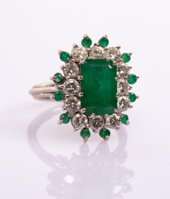 An emerald and diamond cluster 2dbe58