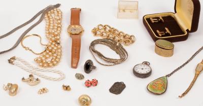 A quantity of costume jewellery and