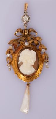 A shell cameo pendant, the oval
