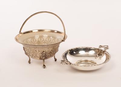 A Victorian silver swing handled 2dbedf