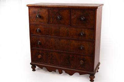 A Victorian mahogany chest of drawers 2dc069