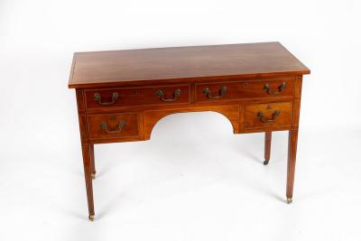 A 19th Century mahogany kneehole 2dc074