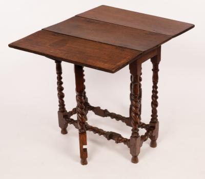 A rectangular oak gateleg table 2dc0a9