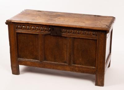 An early 18th Century oak chest 2dc11d