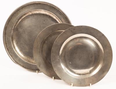 A pair of pewter plates, 23cm diameter