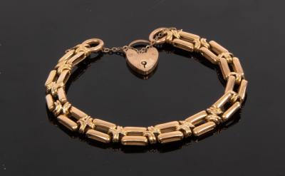 A 9ct yellow gold bar link bracelet  2dc255