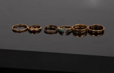 A quantity of gold rings including 2dc264