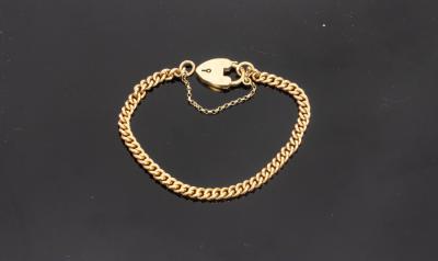 An 18ct yellow gold curb link bracelet 2dc286