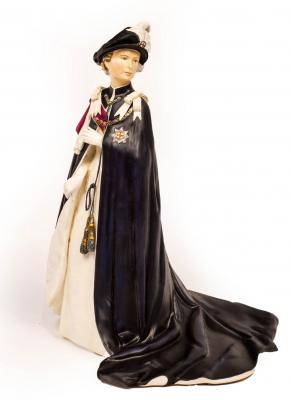 A Royal Worcester figure of Queen 2dc3f4