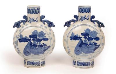 A pair of Chinese blue and white 2dc430