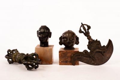 Two small Tibetan bronze heads  2dc452