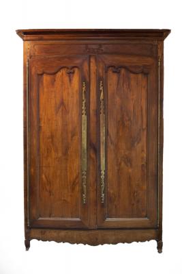 A 19th Century chestnut armoire 2dc574