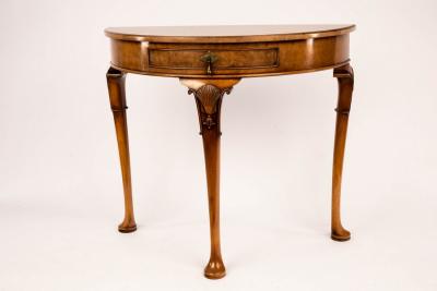 A Queen Anne style D shaped walnut 2dc68b