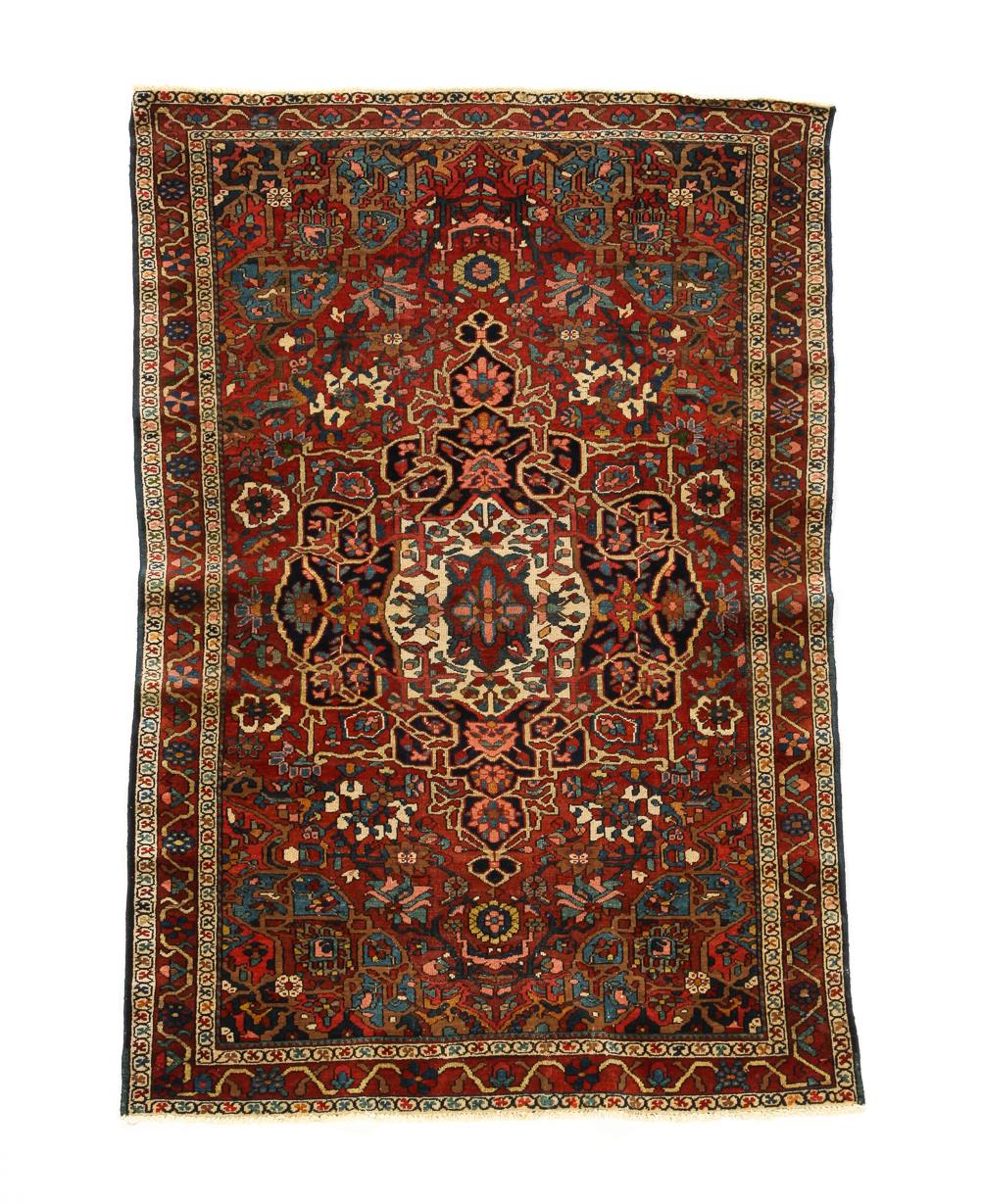 PERSIAN BAKHTIARI RUG. Ca. 1900.